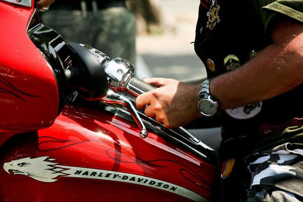 Wie können adaptive Scheinwerfer die Sicherheit bei Nachtfahrten erhöhen?